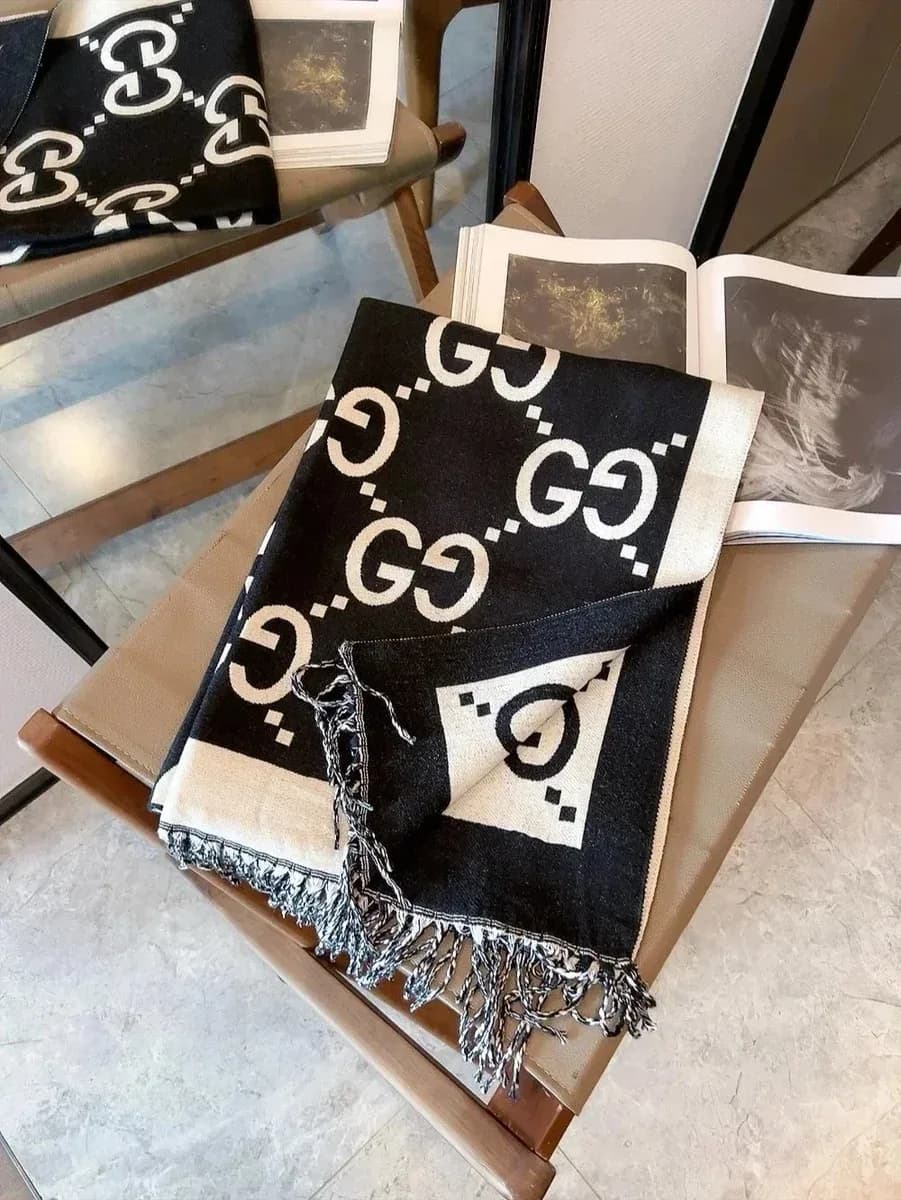 Gucci recognizable GG Monogram Scarf Black & White